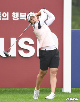 [사진]티샷 날리는 박지영,'승부는 끝까지 가봐야지'