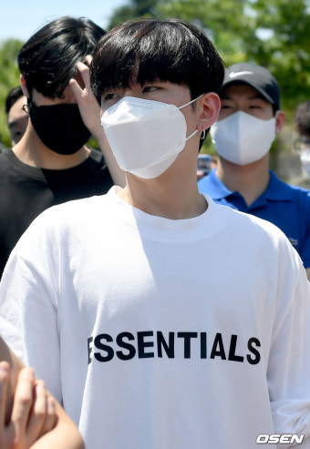 [사진]몬스타엑스 기현,'ESSENTIALS'