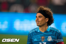 한국 4강 좌절시킨 멕시코 GK 오초아 “고인 지지뉴에게 승리 바친다” 