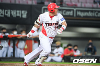 KIA 최형우, 대기록 눈앞... 최연소 3,500루타 ‘-12’