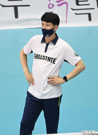 [사진]경기 지켜보는 강성형 감독