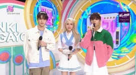 전소미, '인기가요' 스페셜 MC 활약…지훈x성찬과 완벽 호흡