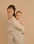 사유리, 10개월 된 아들 젠 포대기로 업고…똑닮은 모자