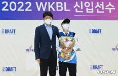 [사진]2라운드 2순위로 우리은행 향하는 김은선