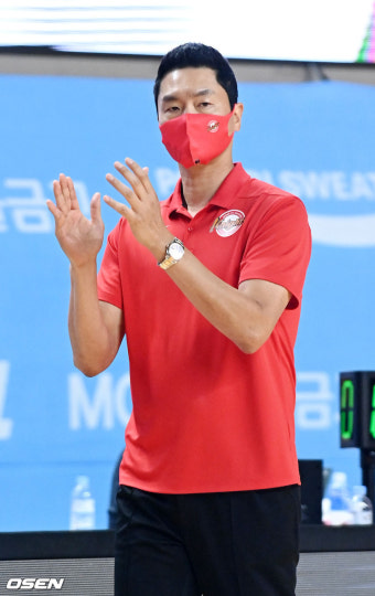 [사진]전희철 감독,'잘 해주고 있어'