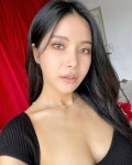 마마무 솔라, 8kg 쪄도 문제 없는 S라인…밀착 원피스도 거뜬!