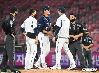 [사진]불편함 느낀 곽빈 상태 체크하는 두산 코칭스태프