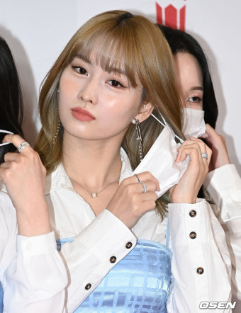 [사진]트와이스 모모, '마스크 벗고'