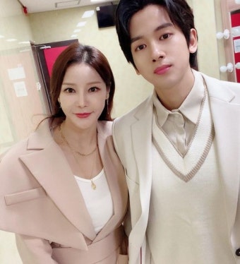 '50살' 미나, 17살 차이가 뭐예요? 류필립 동생이래도 믿을 듯