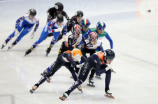 쇼트트랙, 女계주 은메달 추가 금1은2동1.. 허리통증 황대헌 기권(WC 2차)