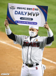 [사진]페르난데스,와일드카드 2차전 데일리 MVP