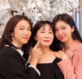 김옥빈, 채서진과 세 자매 모임! 어머님 뭐 드셨나… DNA부터 남다르네