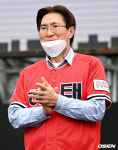 [사진]김종모,찾아와 준 팬들 바라보며