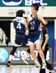 [사진]김단비, 1쿼터 버저비터에 강계리와 몸통 하이파이브