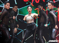 [사진]화사, 무대 위의 주인공