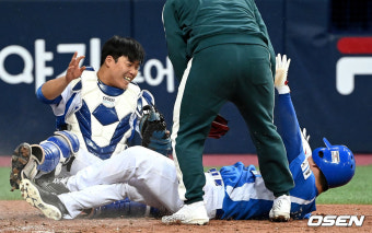 [사진]포수 변신한 강백호, '즐거운 홈 태그'