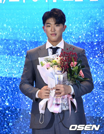 KT 강백호, 2021 KBO 리그 최고의 별…최고 투수상 고영표-최고 타자상 이정후 수상 [2021 조아제약 프로야구 대상]