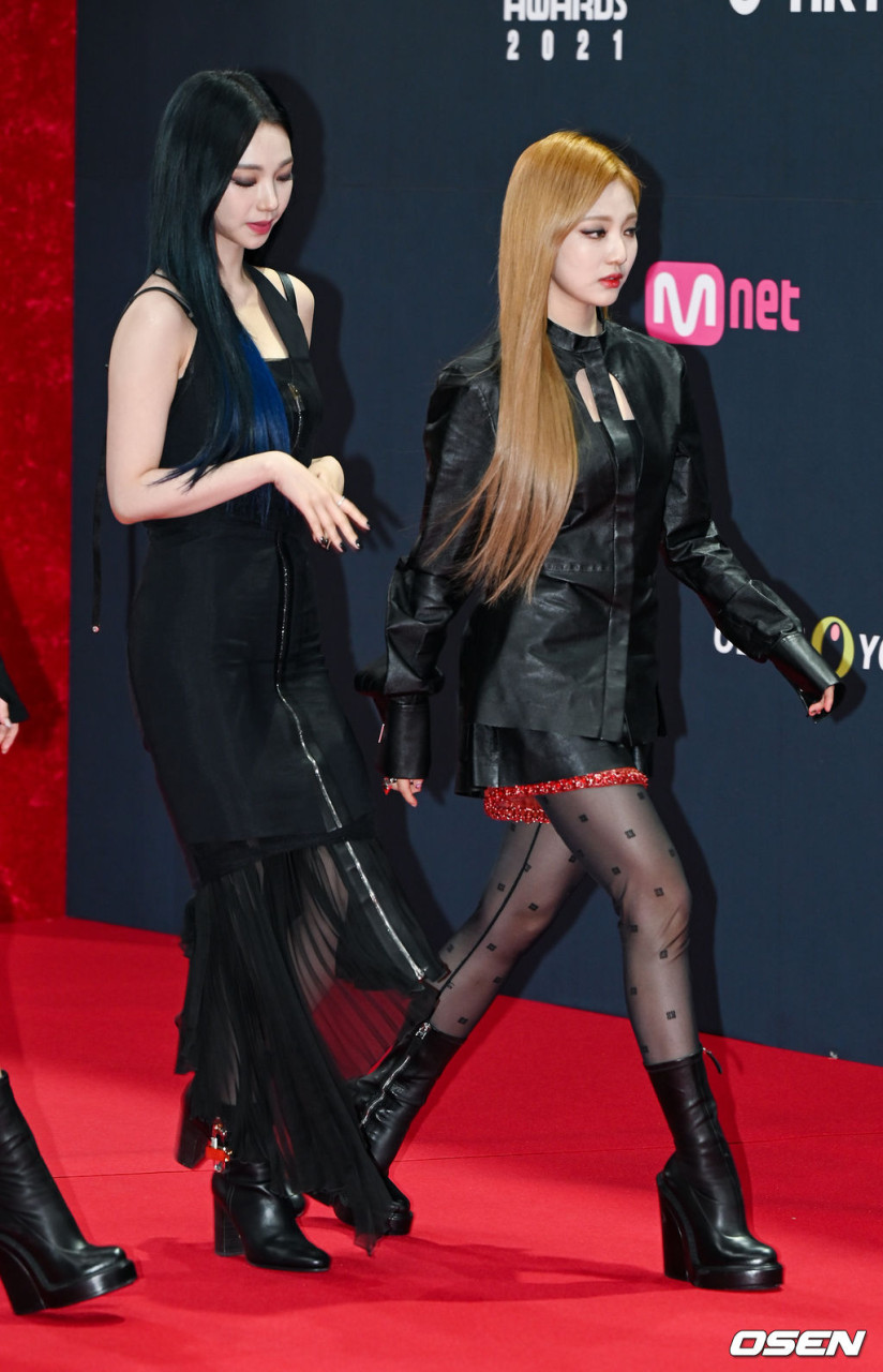 에스파 멤버 카리나와 닝닝, LA로 출국하는 중! - KCON LA 2025 참가를 위해 떠나는 이들, 팬들과 함께한 출국길에 화제!