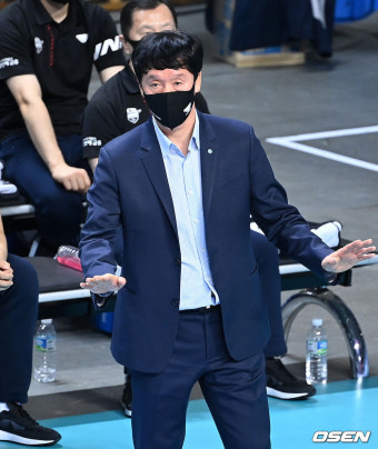 [사진]신영철 감독,'침착하게'