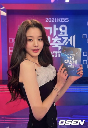 아이브 장원영, 인형인 줄! 가요대축제에서 홀로 미모대축제 하고 왔네!