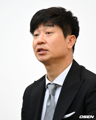 [사진]취재진의 질문에 답하는 김종국 감독