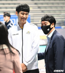 [사진]한성정, 트레이드 후 신영철 감독과의 첫 만남