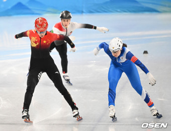 [사진]쇼트트랙 500m 예선 조 1위로 통과하는 중국 판커신