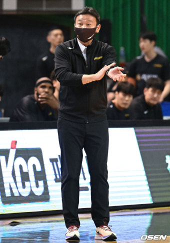 [사진]조성원 감독,'팔 잡았는데'