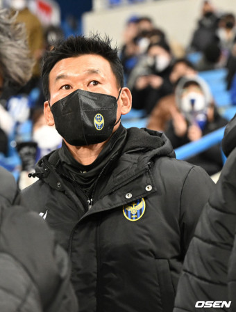 [사진]인천 조성환 감독, '홈 팬들에게 승리를'