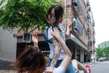 불도저에 탄 소녀 김혜윤은 왜 팔에 용문신을 했나