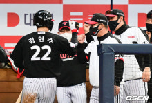 [사진]이호준 코치,솔로포 김현수! 타격감 좋아
