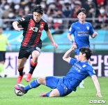 [사진]장호익,태클로 한승규 막는다