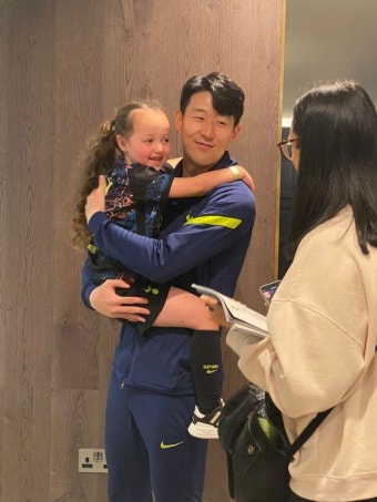 '호날두 배워' 팬 서비스의 중요성...SON의 소녀, 완전히 빠졌네