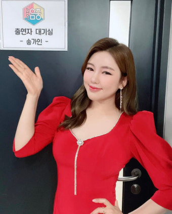 가수 송가인, 유튜버로 변신! 이사배와 함께한 아이돌 메이크업 도전으로 새로운 매력 발산