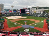 폭우 쏟아졌지만 유통대전 준비…사직 그라운드 정비 시작 [오!쎈 부산]