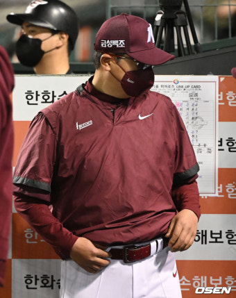 [사진]홍원기 감독,'비디오판독 항의 1호 퇴장'