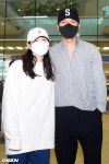 [사진]현빈-손예진,'신혼여행 마치고 다정하게 포즈'
