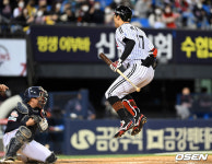 [사진]박해진, 삼진 판정에 펄쩍