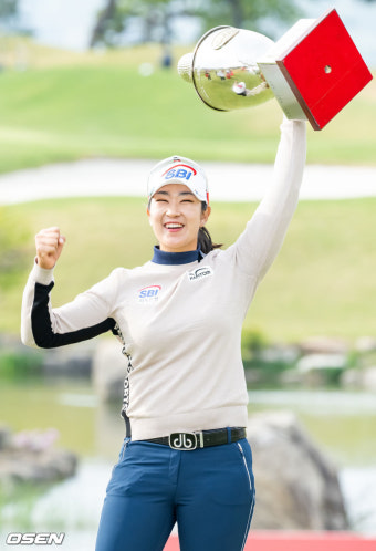 [사진]김아림,'우승의 기쁨! 트로피를 한 손에 번쩍'