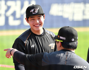 [사진]한화 슈퍼루키 문동주, '1군 첫 진입에 미소 활짝'