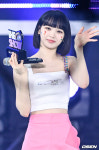 [사진]르세라핌 김채원,더쇼 1위 트로피 들고