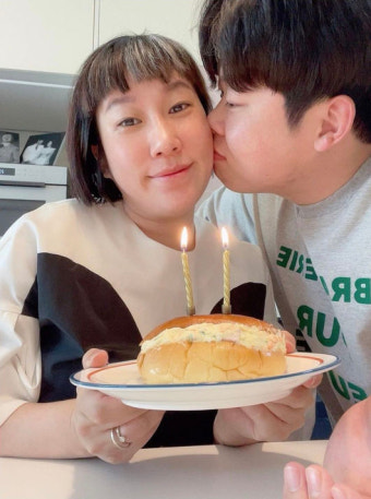 김영희, '♥︎남편'과 달달한 뽀뽀로 자랑한 금슬..행복한 미소