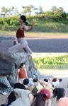 윤진서, 제주 바닷가서 요가 강의..'원장'다운 포스