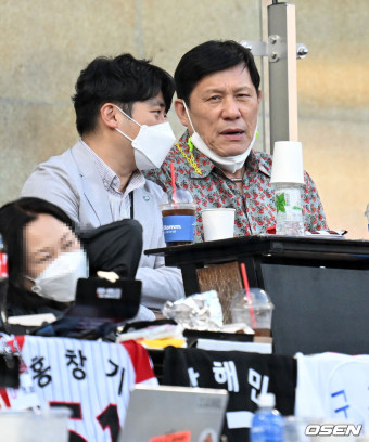 [사진]허구연 총재, '오늘도 야구장 출근'