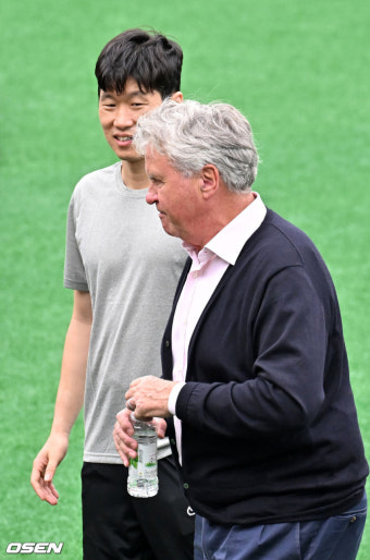 [사진]히딩크 감독을 케어하는 박지성