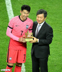 [사진]A매치 100경기 출장 손흥민,센츄리클럽 가입