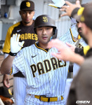 [사진]김하성 팀배팅에 하이파이브로 맞이하는 샌디에이고 더그아웃