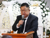[사진]이용식,'슬픔을 참고'