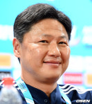 [사진]미소 짓는 일본 오이와 고 감독