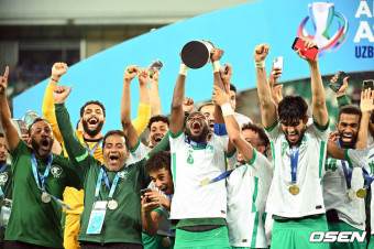[사진]사우디아라비아, 'U23 아시안컵 우승 트로피를 번쩍'
